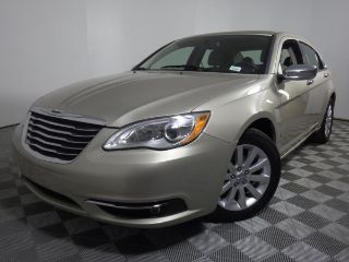 Used 2013 Chrysler 200 Limited in Hickory Hills, Illinois