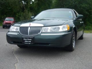 Used 2001 Lincoln Town Car Signature in Derry, New Hampshire
