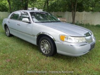 Used 2002 Lincoln Town Car Signature in Hammonton, New Jersey