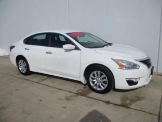 Used 2015 Nissan Altima S in Champaign, Illinois
