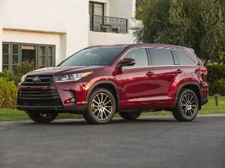 Used 2017 Toyota Highlander XLE in Lancaster, Massachusetts