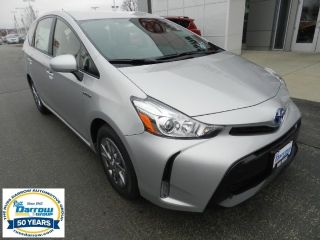 Toyota Prius v Three 2017